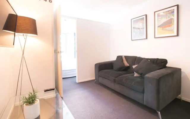 Modern 1 Bedroom Central Apartment With Stunning Views