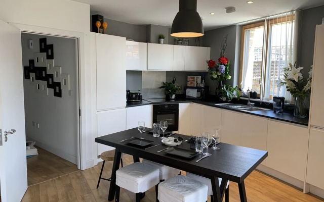 Stunning 2-bed Apt & Balcony in Notting Hill