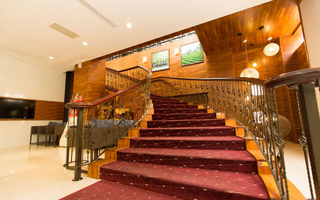 F Hotel - Sanyi