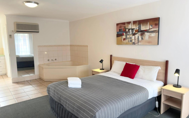 Beachcomber Motel And Apartments