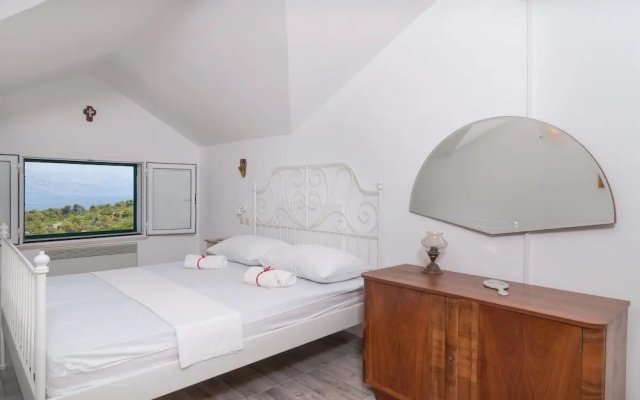 Awesome Apartment in Postira With 5 Bedrooms and Wifi