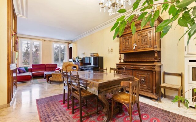 Red and Rustic Home Near Bois de Vincennes for 7 pax