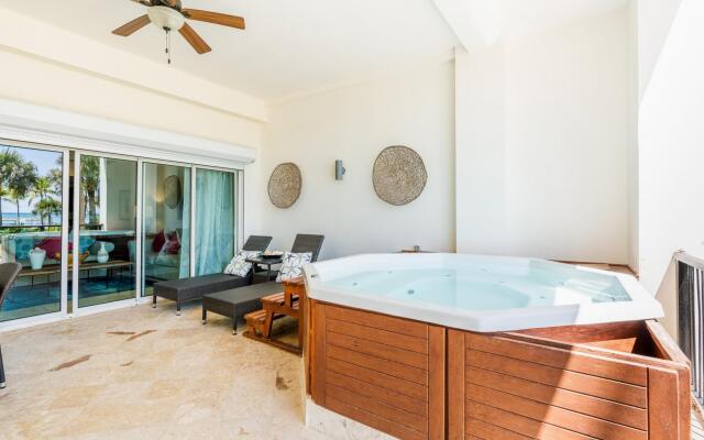 Beachfront w Direct Beach Access Private Jacuzzi