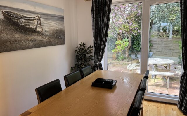 3 Bedroom Bungalow Moelfre- Private Garden,parking