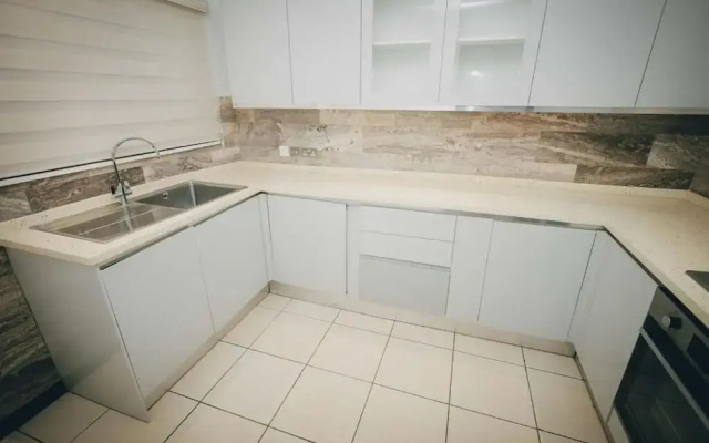 Luxury 3BR Alema Court-Airport Close