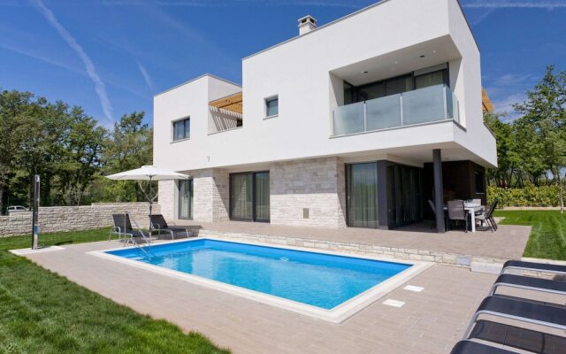 Luxurious Villa Novigrad With Swimming Pool