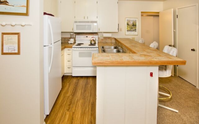 St. Anton Wooded View 2-bedroom Condos w/ Ski Lockers