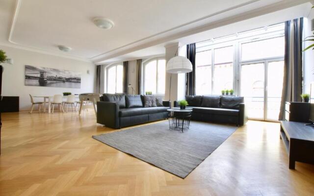 Luxury Apartment by Hi5 - Lovag Suites