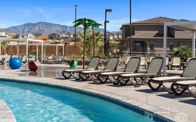 Lazy Poolside Oasis 3 Bedroom Home