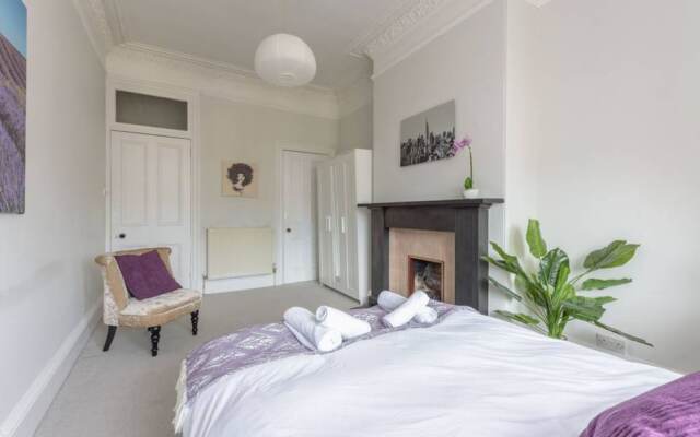 Modern 2 Bedroom Flat In Edinburgh City Centre