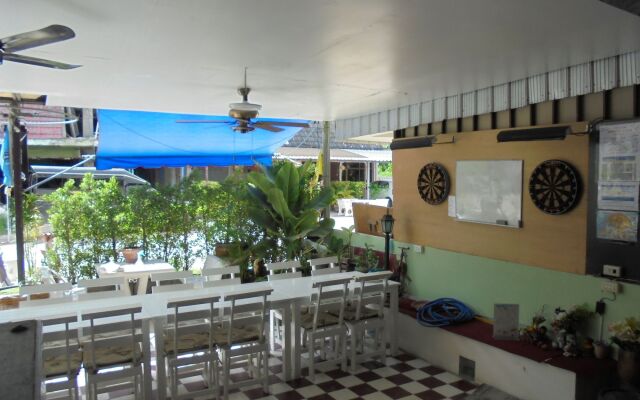 P.S. Guesthouse And Bar