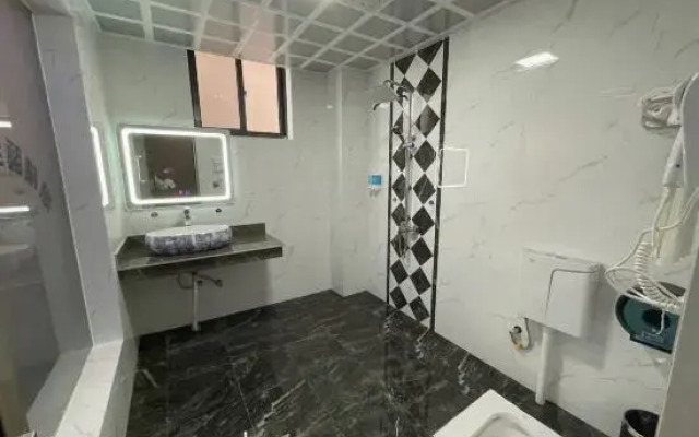 Maitreya Spades Hotel (Huquan Ecological Park Honghe Water Town Branch)