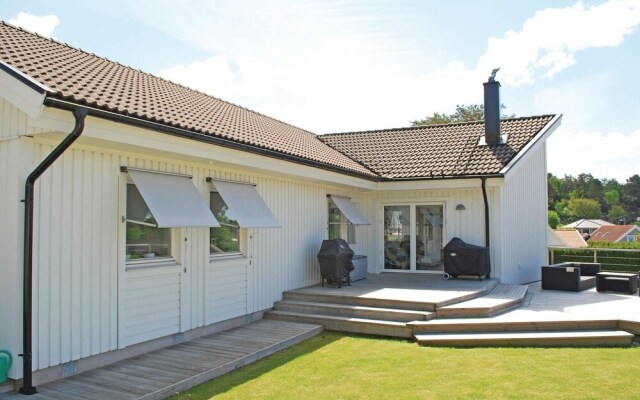 Beautiful Home in Västra Frölunda With 3 Bedrooms and Wifi