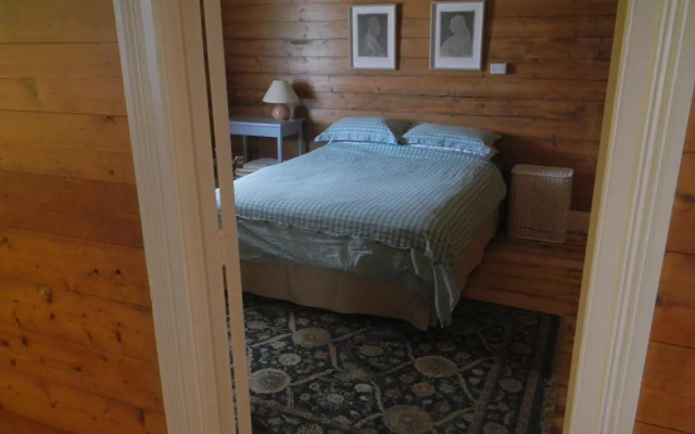 Yarram Cottage: Art and Accommodation – Guest Rooms – Yarram