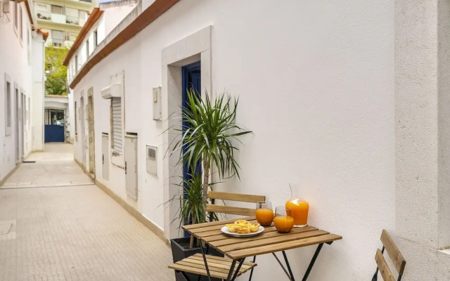 Urban Escape: 1-Br W/Mezzanine Near Campo Ourique