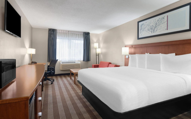 Travelodge by Wyndham Fargo West Acres