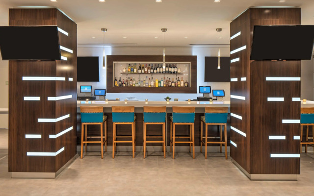 DoubleTree by Hilton Miami North I-95