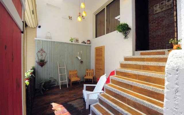 Antique's home