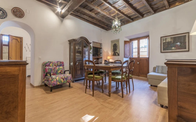 Montecitorio & Pantheon Stylish Flat