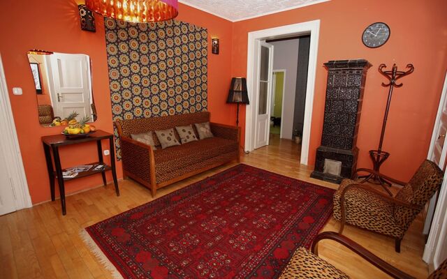 Chic Tarragon Apartments