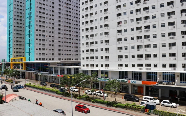 Nice And Strategic Studio At Green Pramuka Apartment