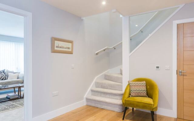 Stylish new Home With Parking - King Beds Garden