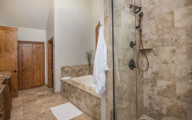 Lupine Residence 5 Bedroom Home by RedAwning