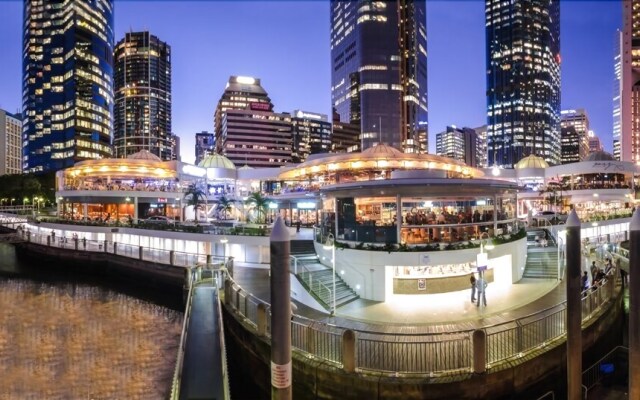 South Brisbane Spacious APT + Free Parking Qsb023