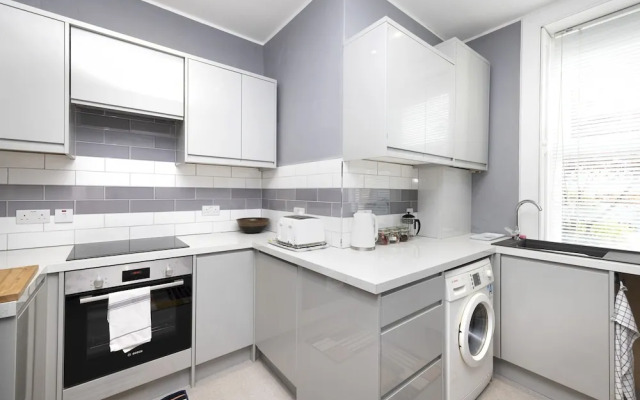 JOIVY Charming 1-Bed Ap Near Leith Links W/ Patio
