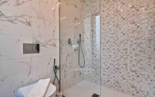 Lake Panorama Loft 5 star Location, Queen Bed, Views