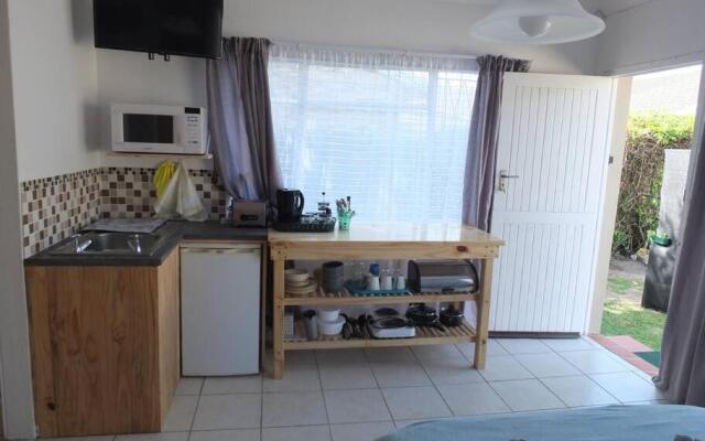 Heron Place sunny self-catering garden flatlet