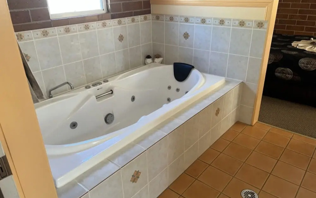 Rubyvale Motel & Holiday Units - An Adults Only Getaway