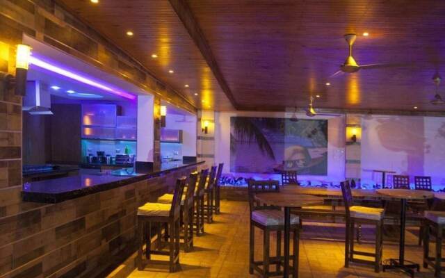 Luxury 14 Bedroom Villa Walking to Clubs/beaches!