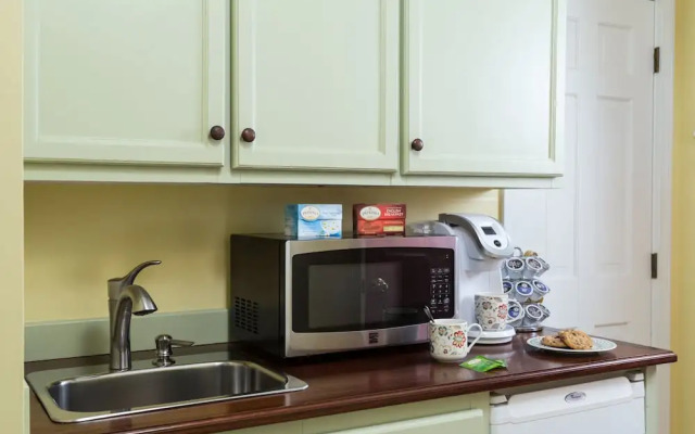 Seven Sea Street Inn