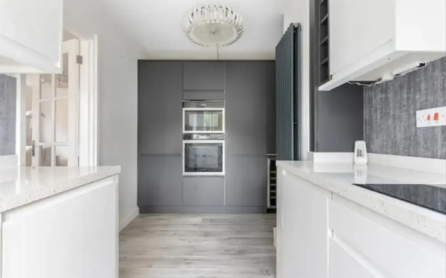 Spacious 1 bed Apartment With Parking & Balcony!