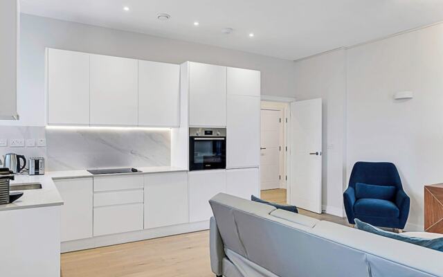 Sunny 2-bed Flat in Chiswick