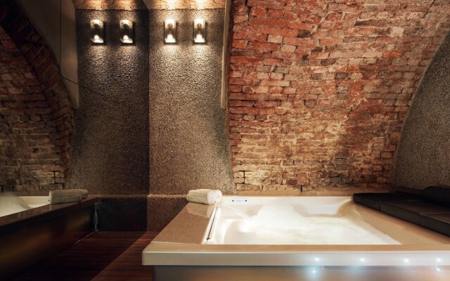 Unique 4 Bedroom Apartment near Duomo