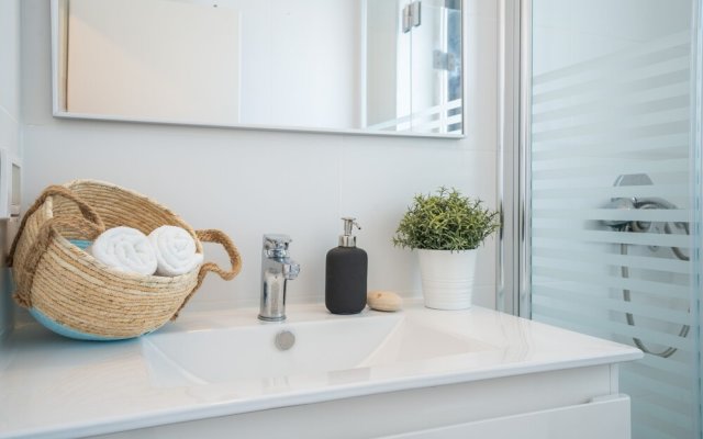 Stylish Seaside Escape with Balcony by Sea N' Rent