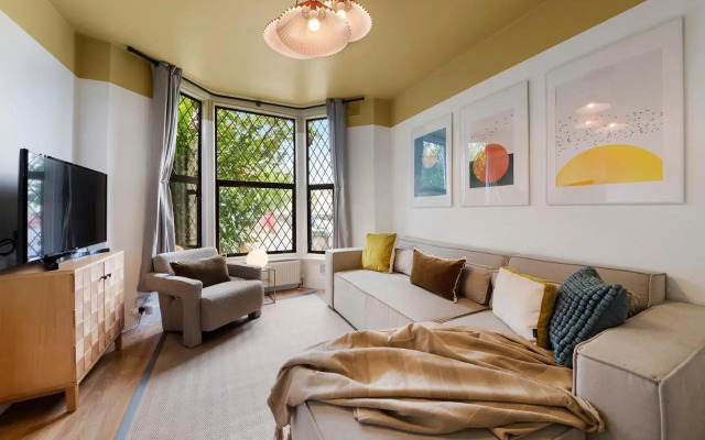 Peaceful Crouch Hill Flat by MoreThanStays