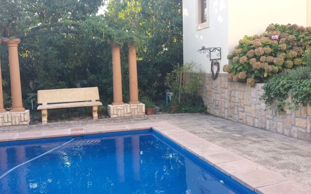 Petit Plaisir is a Romantic Self-catering Cottage on the Side of the Village no1