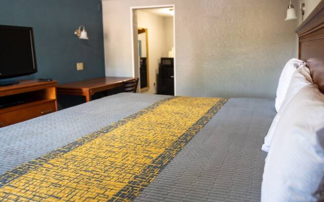 Riverside Inn and Suites