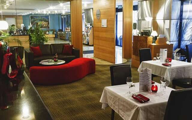 Two bedroom Apt next to Perth CBD with Parking.