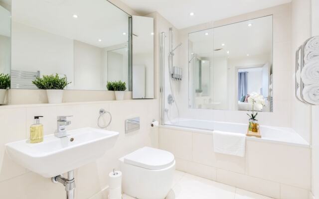 Large Windsor Apartment Free Parking Single or King Beds