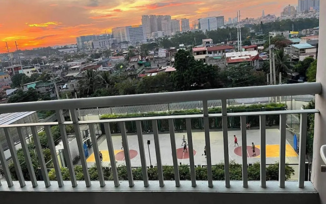 Homey 1BR With Balcony City View in Grace Res