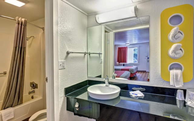 Travelodge by Wyndham Fayetteville