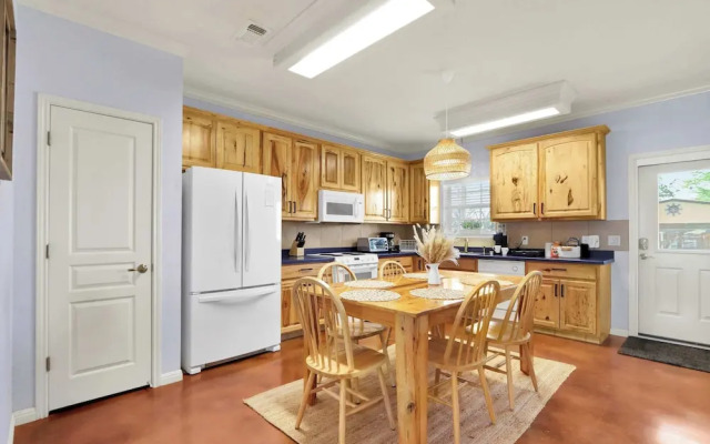 Spacious Retreat & Game Room Sleeps 12