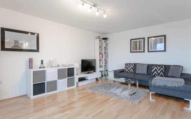 Modern 1 Bedroom Flat in Shadwell With Balcony