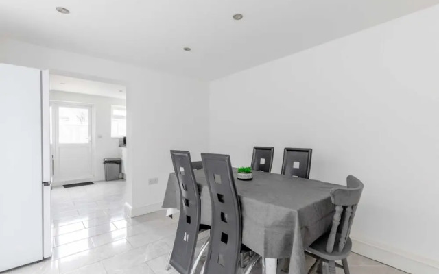 Spacious & Newly Renovated 4BD House East Ham!