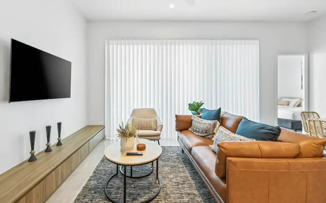 Waterfront 2-bed Oasis - Pool, Steam, Jacuzzi, Gym