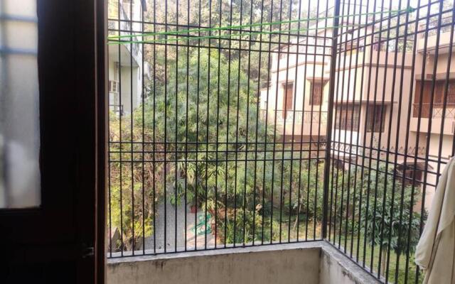 1bedroom ensuit flat with free covered car parking